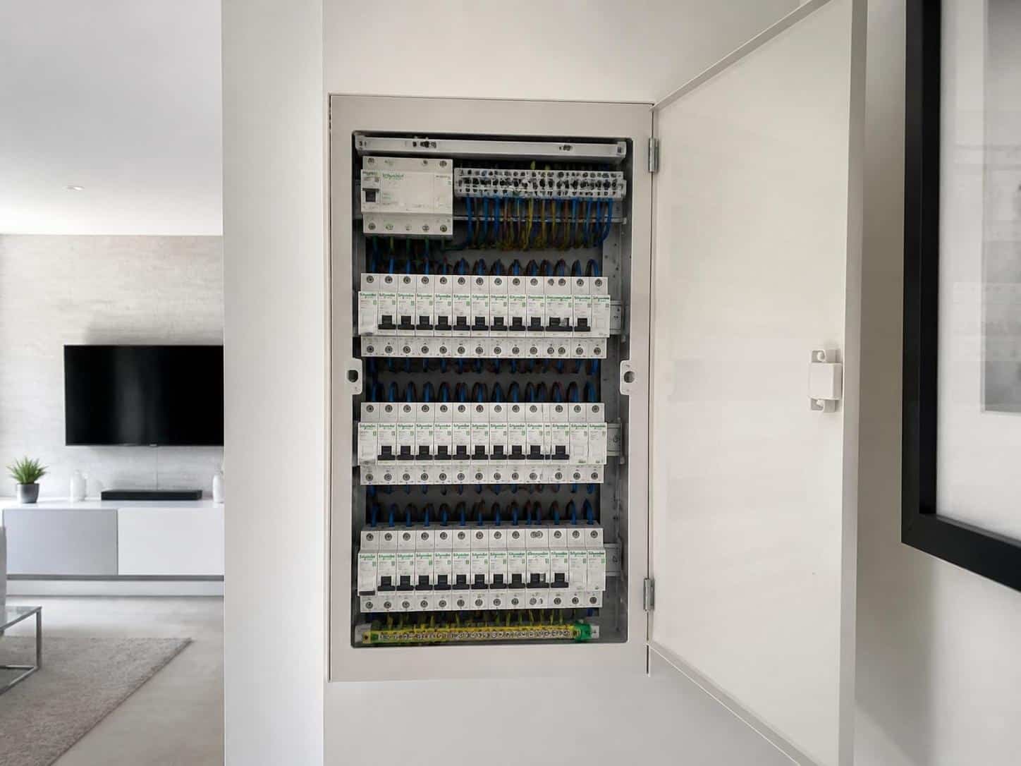 découvrez comment choisir le disjoncteur adapté pour vos radiateurs électriques, avec des conseils sur les calibres 10a, 16a et 20a pour garantir sécurité et performance.