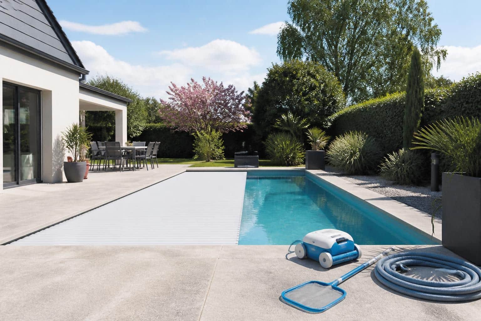 découvrez comment hiverner efficacement votre piscine avec nos conseils pour l'hivernage passif et actif, et apprenez à la remettre en route facilement au retour des beaux jours.