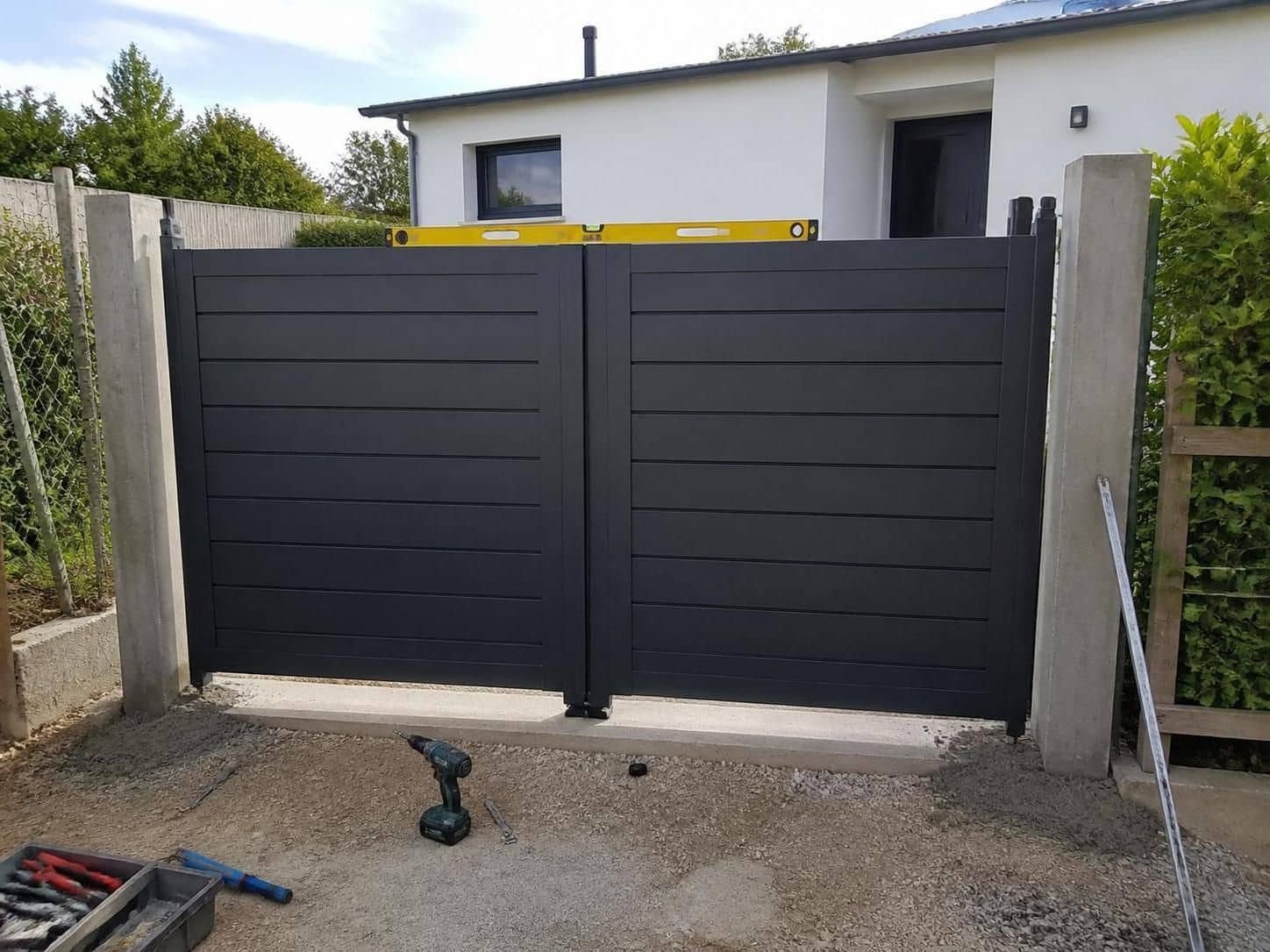 apprenez à installer et fixer un portail efficacement, que ce soit par scellement direct ou avec des piliers, grâce à notre guide complet et facile à suivre.