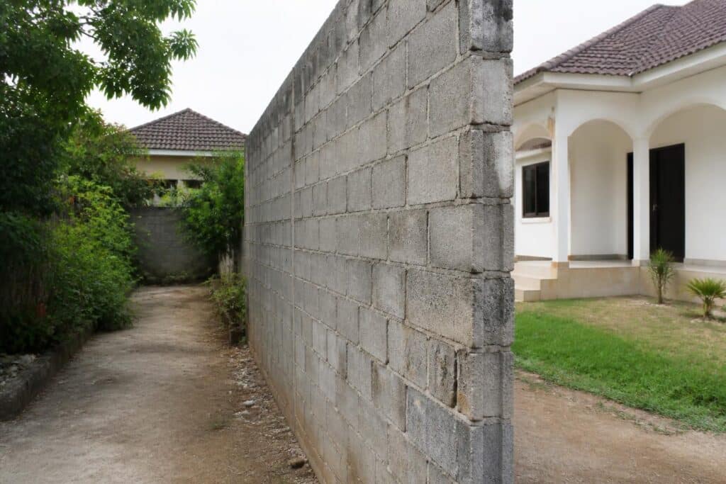 découvrez les avantages et inconvénients de laisser un mur en parpaing sans enduit, pour mieux décider de la finition adaptée à votre construction.