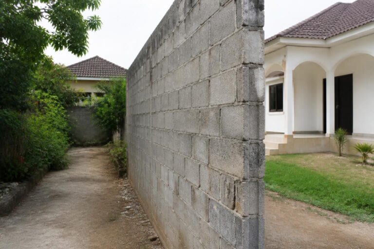 découvrez les avantages et inconvénients de laisser un mur en parpaing sans enduit, pour mieux décider de la finition adaptée à votre construction.