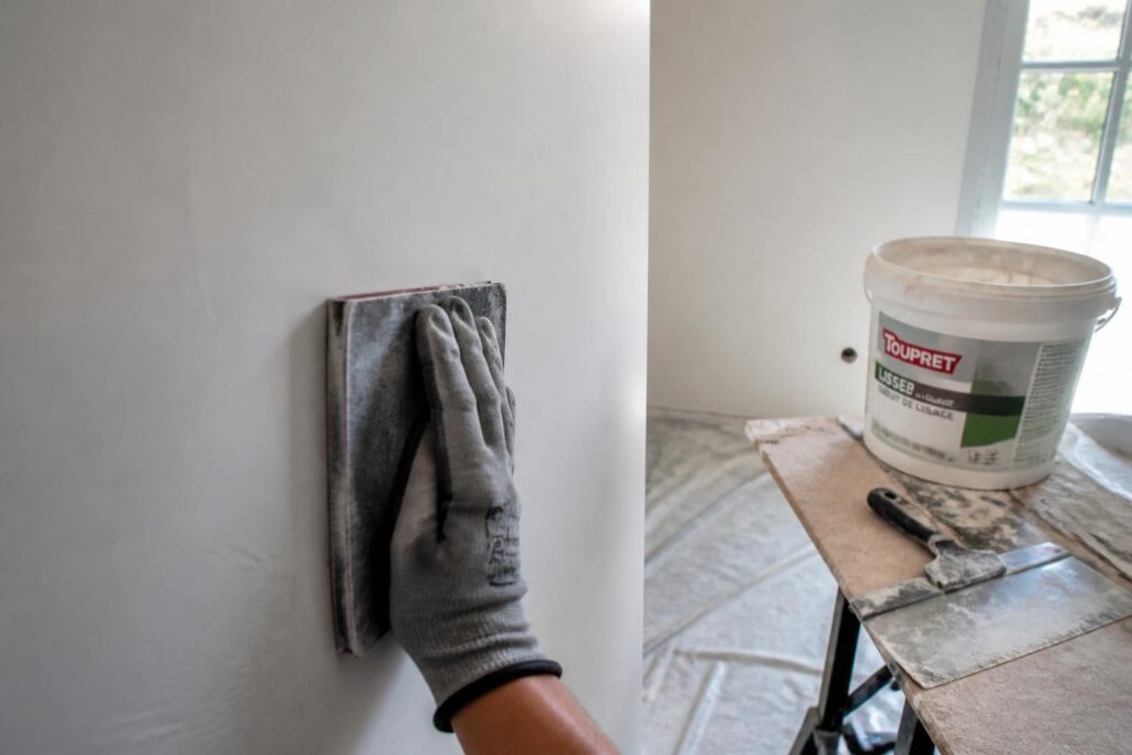 apprenez comment poncer le placo efficacement pour obtenir un mur parfaitement lisse et prêt à peindre grâce à nos conseils pratiques et faciles à suivre.