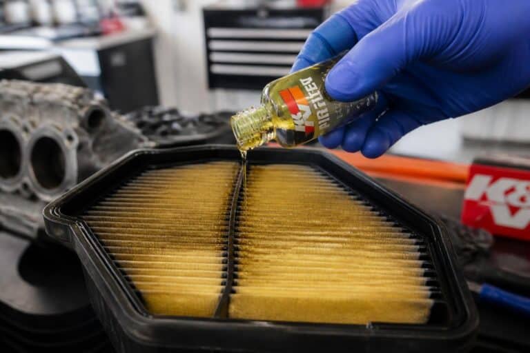 découvrez pourquoi il est important d'utiliser de l'huile dans le filtre à air de votre véhicule et apprenez comment l'appliquer efficacement pour optimiser la filtration et protéger votre moteur.