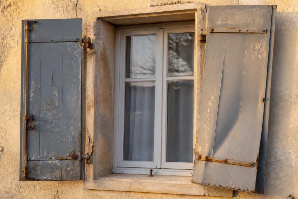 découvrez les principaux inconvénients des volets battants en aluminium pour mieux choisir vos menuiseries et éviter les mauvaises surprises.