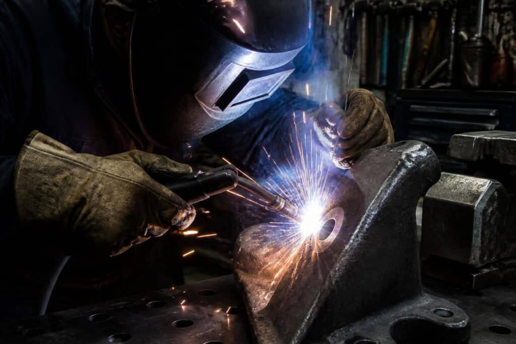 découvrez les meilleures techniques et conseils pour souder la fonte avec succès, assurer une réparation durable et maîtriser les spécificités de ce matériau délicat.