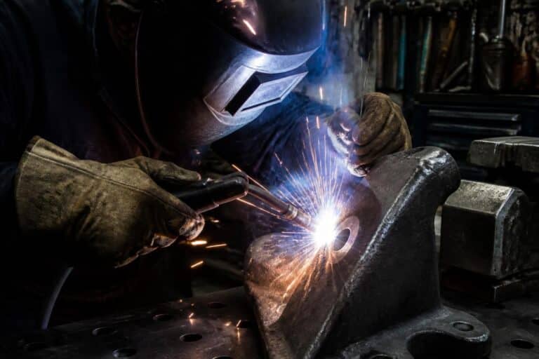 découvrez les meilleures techniques et conseils pour souder la fonte avec succès, assurer une réparation durable et maîtriser les spécificités de ce matériau délicat.