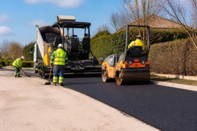 découvrez le prix au m2 pour goudronner une surface extérieure, incluant les coûts des matériaux et de la main-d'œuvre, pour bien planifier vos travaux d’aménagement extérieur.