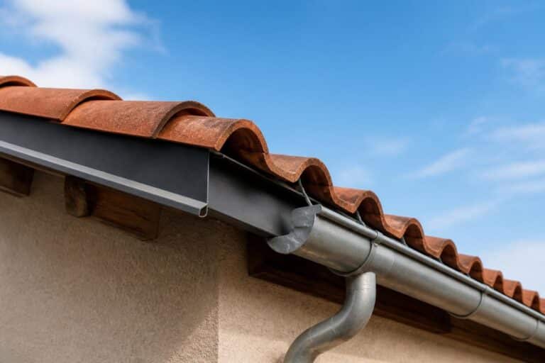 découvrez le rôle essentiel du larmier de toiture, son emplacement idéal et ses différences avec une gouttière pour assurer la protection et l'étanchéité de votre maison.